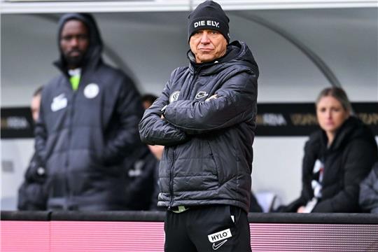 Elversbergs Trainer Horst Steffen beobachtet das Spiel.