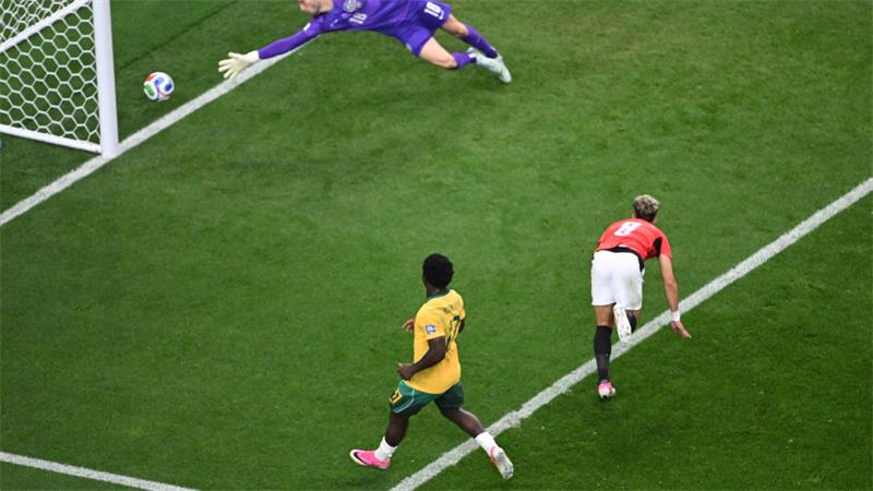 Emam Ashour (r) trifft zum 1:0.