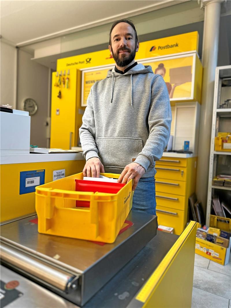 Emanuele Biel betreibt noch bis Ende März seine Post-Agentur in der Herzog-Wilhelm-Passage in der Bummelallee, dann ist für ihn Schluss. Die Post sucht derweil nach einer neuen Möglichkeit, eine Agentur einzurichten. Foto: Schlegel
