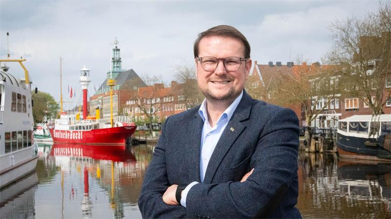 Emdens Oberbürgermeister Tim Kruithoff (parteilos) fehlte aus privaten Gründen bei der Bekanntgabe einer Milliarden-Investion in seiner Stadt. (Archivbild)