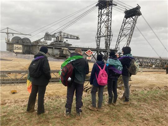 Emil Walenta (rechts) mit den Mitgliedern seiner Gruppe vor dem Tagebau in Lützerath. Foto: Paul Hüpeden
