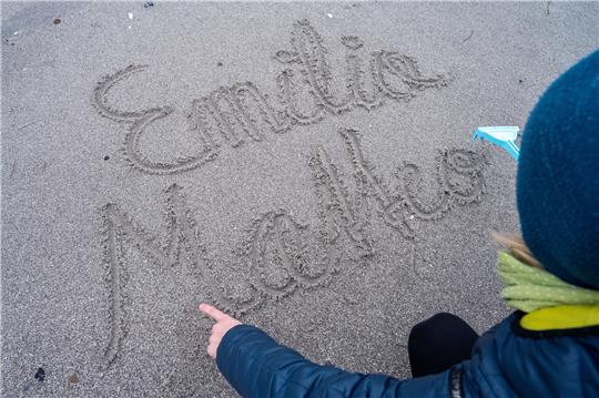Emilio und Matteo sind auch dieses Jahr wieder beliebte Vornamen. Kinder schreiben gerne ihren Namen in den Sand. Foto: Stefan Sauer, dpa/pa