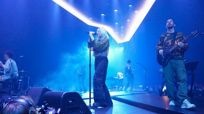 Emily Armstrong und Mike Shinoda von Linkin Park geben ein Konzert.