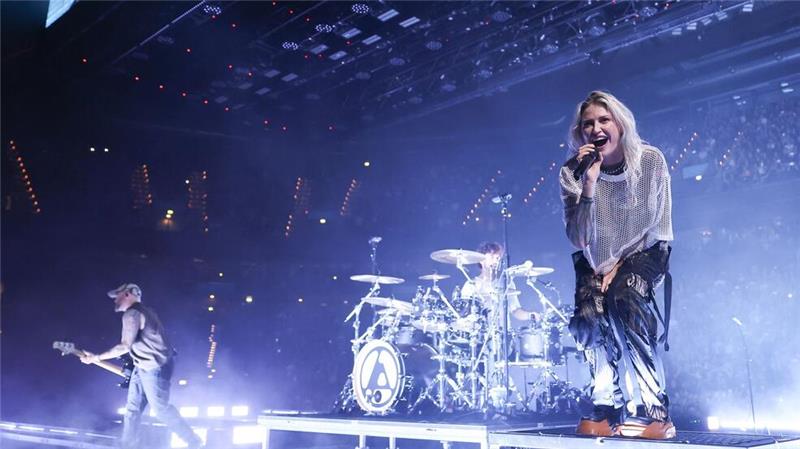 „From Zero“ wieder auf der Eins Emily Armstrong von der Band Linkin Park 2024 bei einem Konzert in Hamburg (Foto: Archiv)
