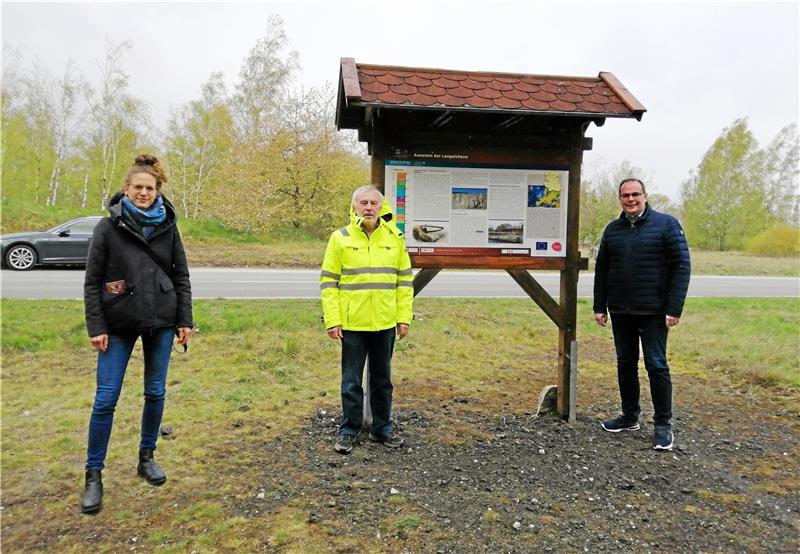 Emily Claire Carell, Walter Bosse und Ingo Henze (v.li.) haben sich zur Einweihung der neuen Tafel des Regionalverbands Harz am Kanstein eingefunden.  Foto: Hohaus