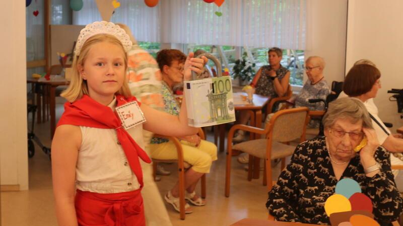 Italienisches Eiscafé für Senioren im Goslarer Haus Abendfrieden Emily sammelt die Spenden ein.