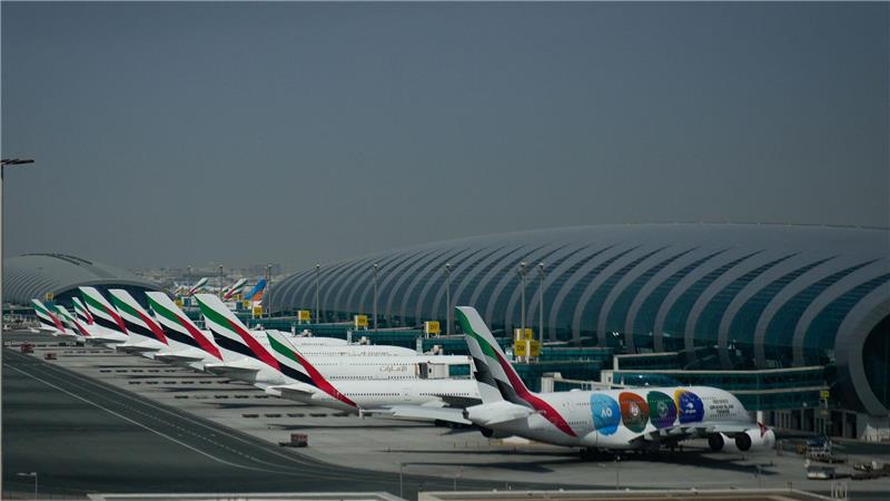 Gestrandet in Kriegszone: Urlauber sitzen in Golfregion fest Emirates-Flugzeuge werden nach der Schließung des Dubai International Airport geparkt.