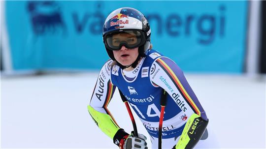 Emma Aicher blickt nach dem Super-G enttäuscht auf die Anzeigetafel.