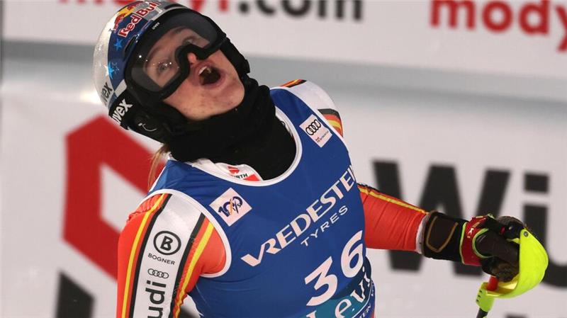 Weltcup: Slalomfahrerin Dürr wird Dritte in Levi Emma Aicher jubelt über ihren famosen zweiten Lauf in Levi.