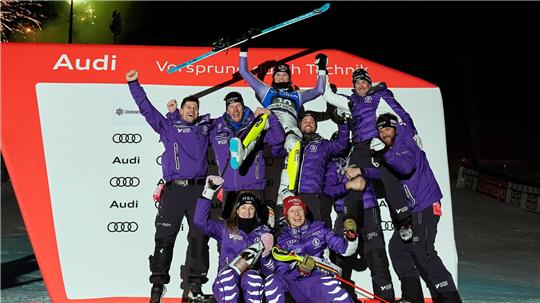 Emma Aicher (oben M, Deutschland) jubelt auf dem Podium mit den Teamkollegen.