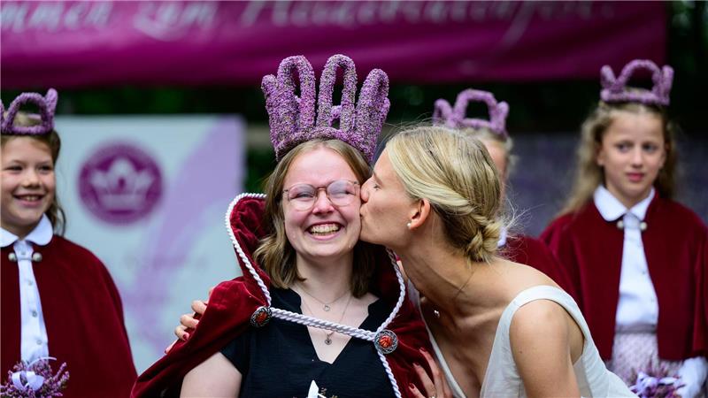 21-Jährige ist 75. Heideblütenkönigin in Amelinghausen Emma Kremer ist die 75. Heideblütenkönigin von Amelinghausen.
