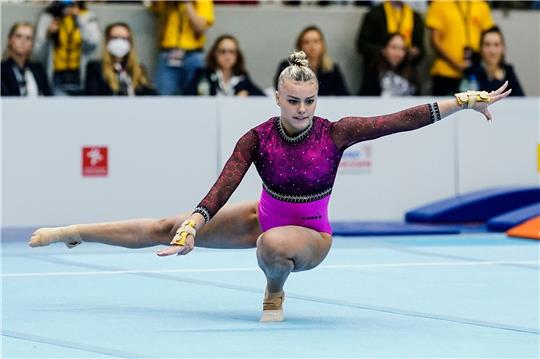Emma Malewski bei ihrer Boden-Kür.
