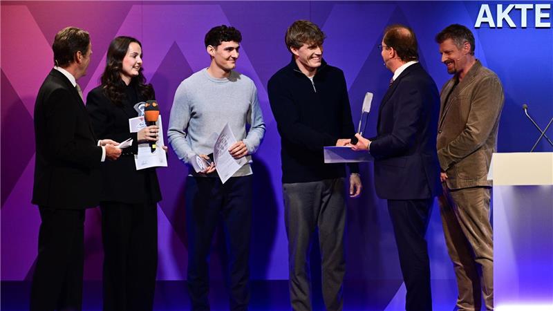 Emma Maria Tuscher, Elias Christofer Linz und Paul Christoph Georg aus Frankfurt am Main bekamen den Preis verliehen.