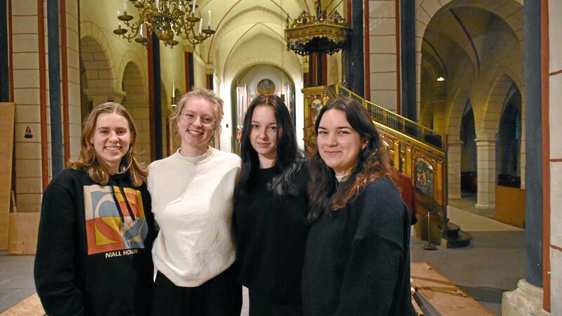 Feuer und Flamme für Bachs Weihnachtsoratorium Emma Müller, Amalia Saupe, Mina Deobald und Greta Rühe sind Feuer und Flamme fürs Weihnachtsoratorium. Morgen führen sie es mit der Kantorei auf.