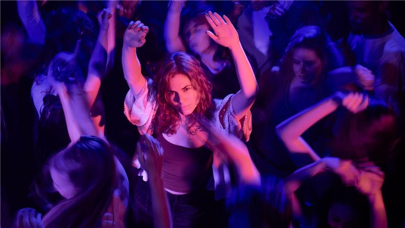 So viel Leben zu leben - die Serie „Don’t Fall, Dance“ Emma hat ihre Leidenszeit hinter sich gelassen und sprüht nun vor Lebensfreude.