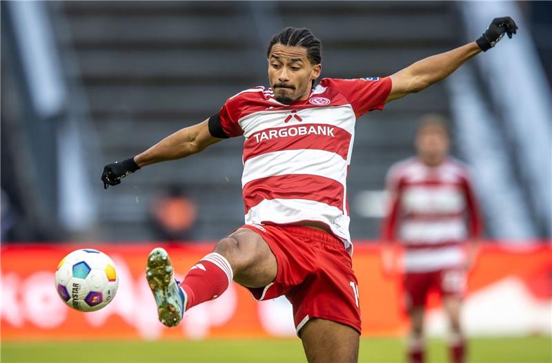 Emmanuel Iyoha hat seinen Vertrag in Düsseldorf verlängert.