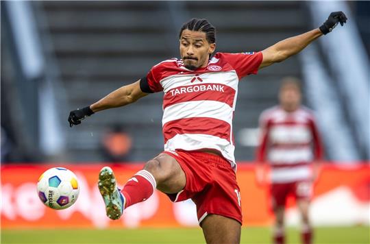 Emmanuel Iyoha hat seinen Vertrag in Düsseldorf verlängert.