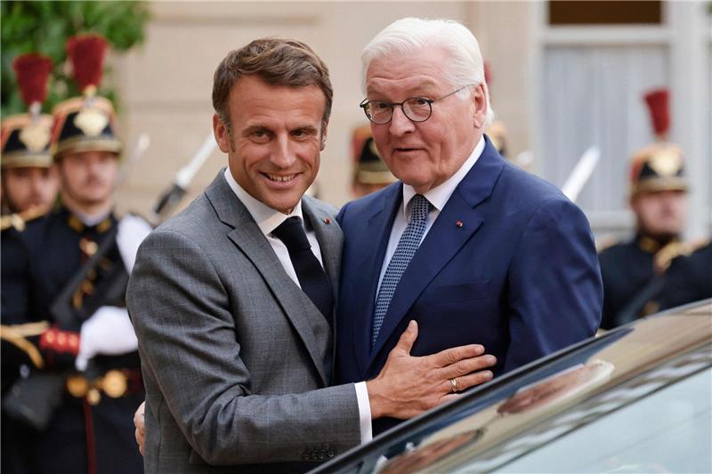 Macron empfängt Steinmeier in Paris Emmanuel Macron begrüßt Frank-Walter Steinmeier.