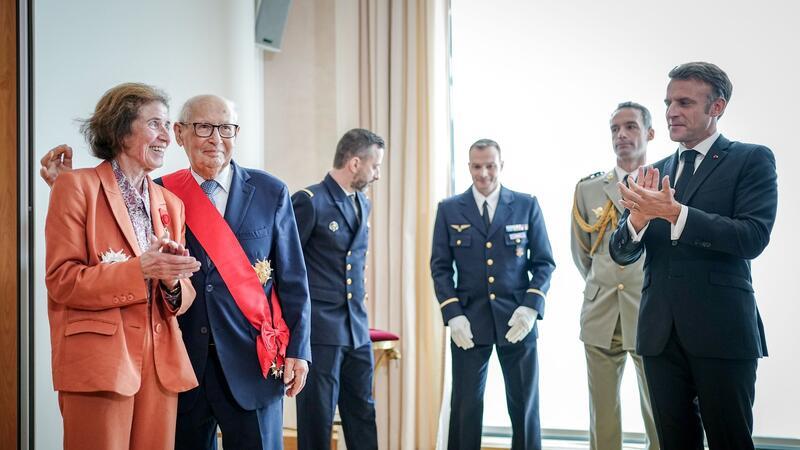 Macron ehrt Nazijäger Beate und Serge Klarsfeld Emmanuel Macron ehrt Beate und Serge Klarsfeld.