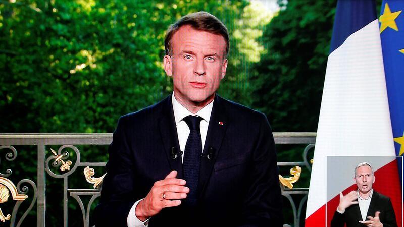 Macron löst Parlament auf und kündigt Neuwahlen an Emmanuel Macron hat im Fernsehen angekündigt die Nationalversammlung aufzulösen und für den 30. Juni 2024 Neuwahlen anzusetzen.