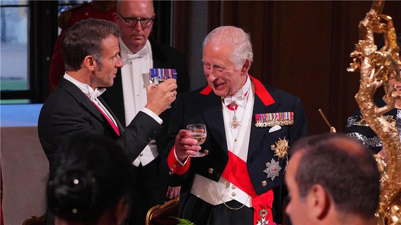 Emmanuel Macron (l) und König Charles III. stießen auf die britisch-französische Freundschaft an.