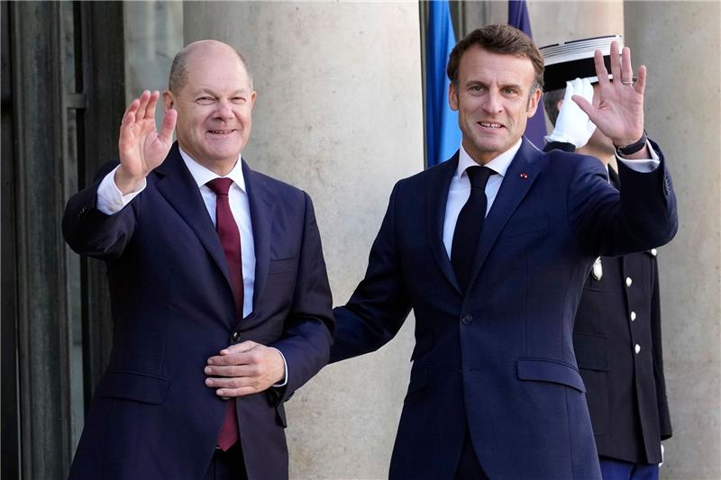 Emmanuel Macron und Olaf Scholz betonen die Gemeinsamkeiten und die enge Zusammenarbeit.