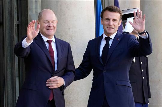 Emmanuel Macron und Olaf Scholz betonen die Gemeinsamkeiten und die enge Zusammenarbeit.