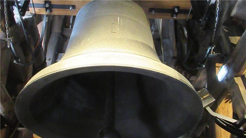 Wiedereröffnung der Notre-Dame-Türme: Monumentales Comeback „Emmanuel“, die größte Glocke der Kathedrale, hängt an neuen Trägerbalken.