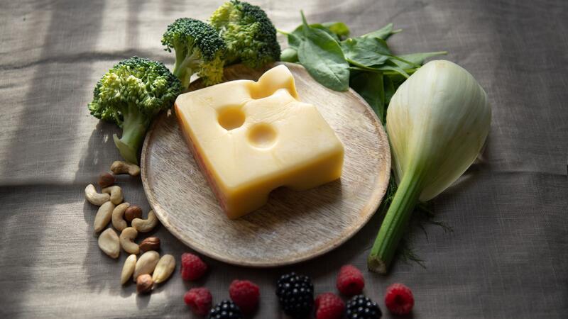 Ist Käse gesund oder nicht? Emmentaler enthält mehr Kalzium als Beeren, Nüsse, Brokkoli, Spinat oder Fenchel.