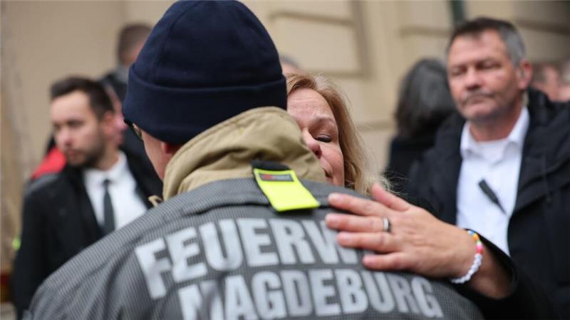 Hunderte gedenken der Opfer nach Todesfahrt von Magdeburg Emotionale Szenen: Bundesinnenministerin Faeser tauschte sich mit Rettern aus.