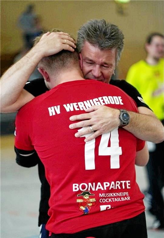 Emotionaler Abschied: Sohn Maurice umarmt Vater Claus Hanke. Beide gemeinsam holen die Meisterschaft in der Handball-Verbandsliga Sachsen-Anhalt. Foto: Privat