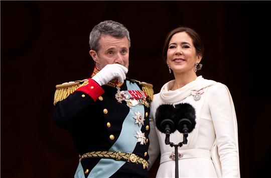 Emotionaler Moment: Dänemarks König Frederik X. und Königin Mary nach der Proklamation auf dem Balkon des Schlosses Christiansborg.