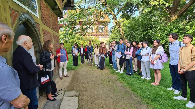 Es klingt vom Goslarer Kreishaus bis zum Energiecampus Empfang im Garten: zwei von drei Kursen waren am Montag bereits im Goslarer St. Annenhaus eingetroffen.