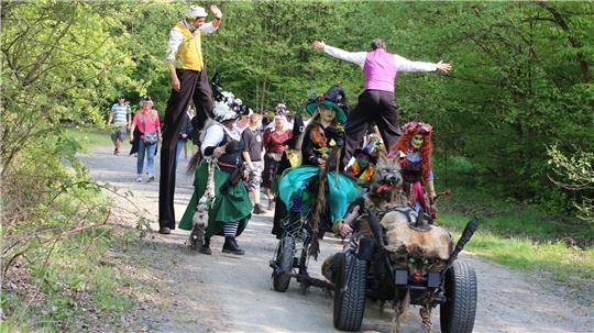 Empfangen durch zwei Stelzenläufer der Kleinkunstgruppe Klirr Deluxe erreicht der Kinderumzug am Nachmittag das Veranstaltungsgelände.