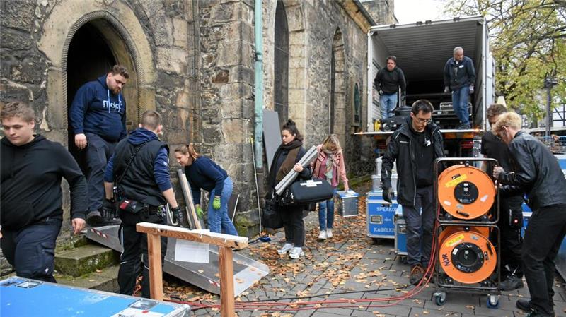 Goslars Marktkirche wird fürs Fernsehen vorbereitet Emsiges Treiben wie im Ameisenhaufen: Zahlreiche Menschen fassen mit an, um die Goslarer Marktkirche ins rechte Licht zu setzen und für die Fernseh-Übertragung am Reformationstag zu verkabeln.