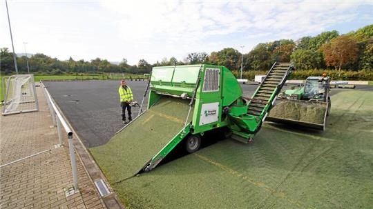 Ende 2023 erneuert die Stadt den Kunstrasen beim SV Rammelsberg: Weil bald ein Mikroplastik-Verbot gilt, setzen die Verantwortlichen auf organisches Material: 168 Tonnen Olivenkerne sorgen für Grip.