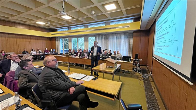 Ende April 2024 referiert Bürgermeister Ralf Abrahms vor dem Stadtrat 20 Minuten lang über den Ausbaustand der Erneuerbaren Energien in Bad Harzburg. Sein Fazit damals wie heute: „Wir haben schon genug.“ Die Ratsmitglieder stimmen anschließend trotzdem mehrheitlich für den Energiepark.