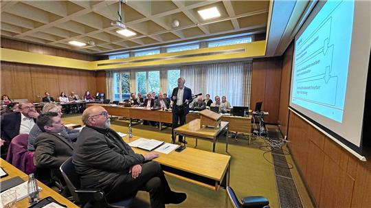 Ende April 2024 referiert Bürgermeister Ralf Abrahms vor dem Stadtrat 20 Minuten lang über den Ausbaustand der Erneuerbaren Energien in Bad Harzburg. Sein Fazit damals wie heute: „Wir haben schon genug.“ Die Ratsmitglieder stimmen anschließend trotzdem mehrheitlich für den Energiepark.