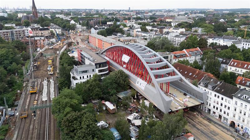 108 Meter lange neue Bahnbrücke rollt durch Hamburg Ende August sollen dann wieder bis zu 1.000 Züge über die vier Gleise der markanten Brücke fahren.