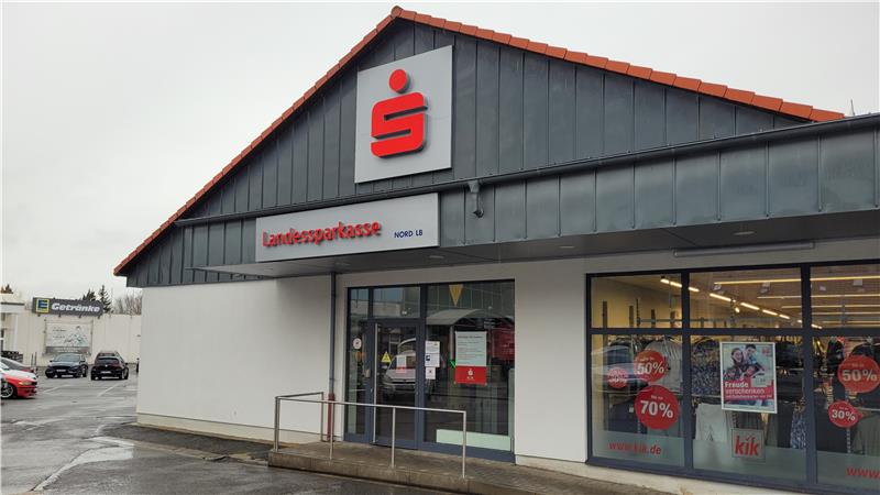 Weiterer Leerstand: Sparkasse in Harlingerode schließt Ende Januar Ende Januar schließt die Sparkasse in Harlingerode ihre Türen. Bereits 2022 hatte das Unternehmen angekündigt, ihre Filiale in Harlingerode durch einen SB-Pavillon ersetzen zu wollen.