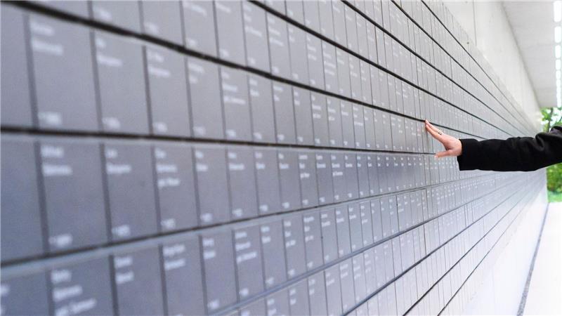 Gedenkkränze zerstört – Verdächtiger war AfD-Mitglied Ende Januar wurden an der Gedenkstätte Ahlem Blumenkränze zerstört - der Verdächtige war zur Tatzeit AfD-Mitglied. (Archivbild)