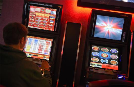 Ende Juni dieses Jahres zählte die Gemeinsame Glücksspielbehörde der Länder 142 legale Anbieter von Automatenspielen und Online-Poker, Sport- und Pferdewetten sowie Anbieter verschiedener Lotterien und gewerblicher Spielvermittlung.