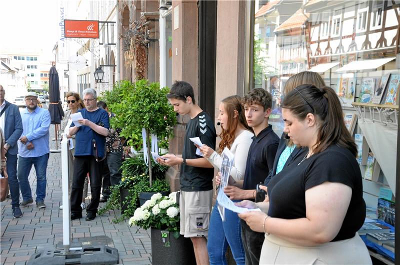 Ende Juni finden AGG-Schüler bewegende Worte, als in Goslar Stolpersteine zum Gedenken an jüdische Nazi-Opfer gesetzt werden. Archivfoto: Sowa