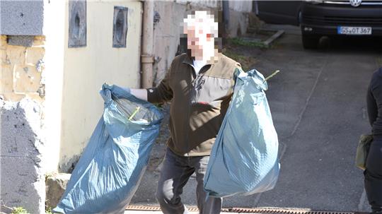 Ende März holen Kriminaltechniker der Polizei säckeweise Cannabispflanzen aus dem ehemaligen Hotel in der Herzog-Julius-Straße. Insgesamt zählten die Beamten nach eigenen Angaben rund 900 Stück.