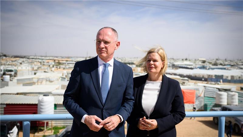 Bund-Länder-Kontroverse zu Erkundungsreisen von Syrern Ende März wollte Nancy Faeser (SPD), geschäftsführende Bundesinnenministerin, mit ihrem österreichischen Amtskollegen, Gerhard Karner, erst nach Jordanien und dann nach Syrien fliegen. Doch die beiden Minister brachen nach Hinweisen auf aktuelle Sicherheitsrisiken für westliche Delegationen in Syrien ihre Reise ab und flogen von Amman zurück nach Europa. (Archivfoto)