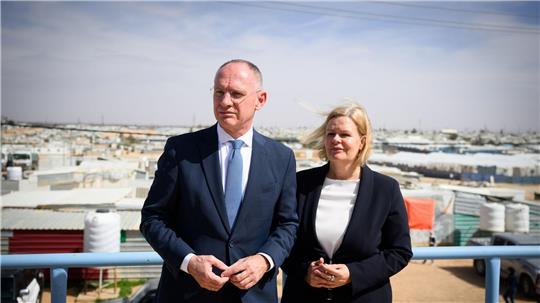 Ende März wollte Nancy Faeser (SPD), geschäftsführende Bundesinnenministerin, mit ihrem österreichischen Amtskollegen, Gerhard Karner, erst nach Jordanien und dann nach Syrien fliegen. Doch die beiden Minister brachen nach Hinweisen auf aktuelle Sicherheitsrisiken für westliche Delegationen in Syrien ihre Reise ab und flogen von Amman zurück nach Europa.  (Archivfoto)  