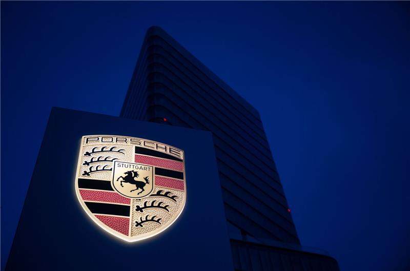 Porsche steigt in den Dax auf Ende September erst brachte Volkswagen die Tochter Porsche an die Börse. Wenige Monate später spielen die Stuttgarter bereits in der obersten Börsenliga.
