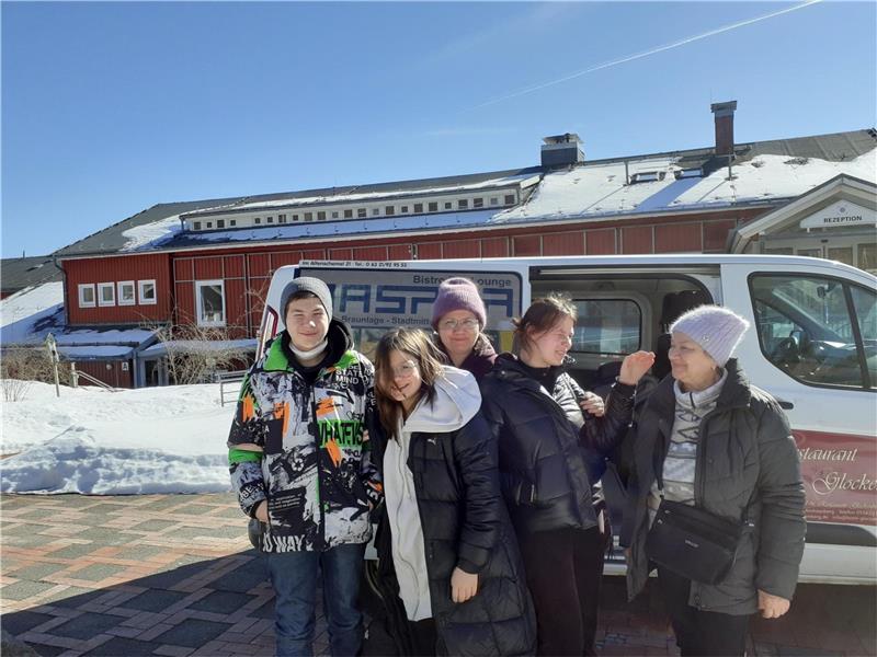 Endlich angekommen: Die zwei Frauen aus der Ukraine und ihre drei Kinder freuen sich, am Freitagnachmittag das Internationale Haus erreicht zu haben.  Foto: Privat
