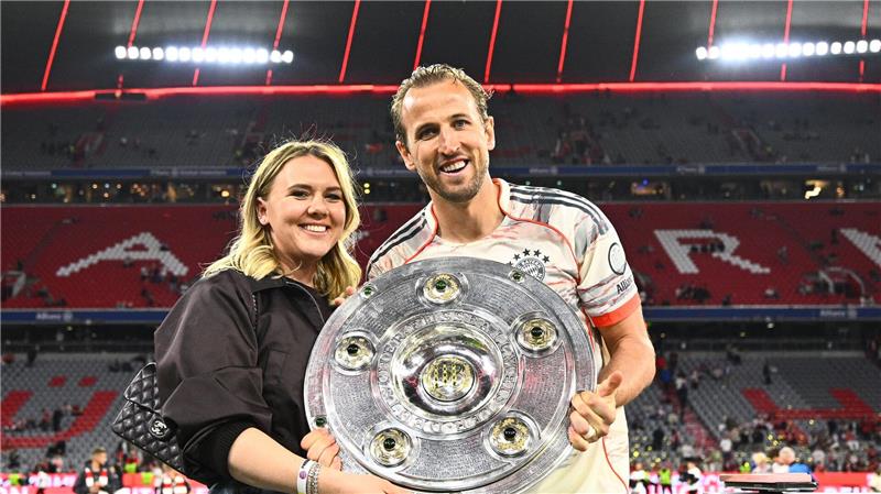 Endlich eine Trophäe: Harry Kane mit Frau Katie Goodland.