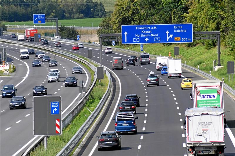 A7 südlich von Seesen ist jetzt durchgehend sechsspurig Endlich freie Fahrt: Die Autobahn 7 ist südlich von Seesen nach jahrelangen Bauarbeiten nun durchgehend sechsspurig. Foto: Gereke